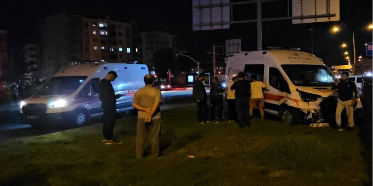 Çorum’da hasta taşıyan ambulans kaza yaptı: 6 yaralı