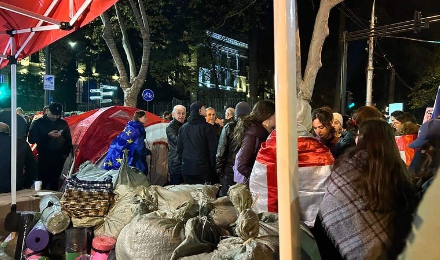 Gürcistan’da muhalifler, Tiflis’te bir caddeyi trafiğe kapattı