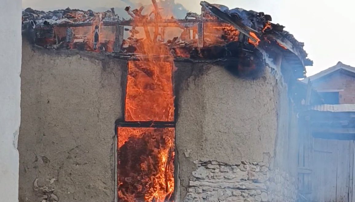 Ev ve samanlık küle döndü