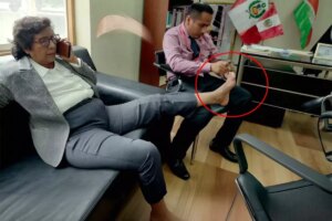 ulke ayakta solcu vekil yardimcisina ayak tirnaklarini kestirdi cik9YvsW.jpg