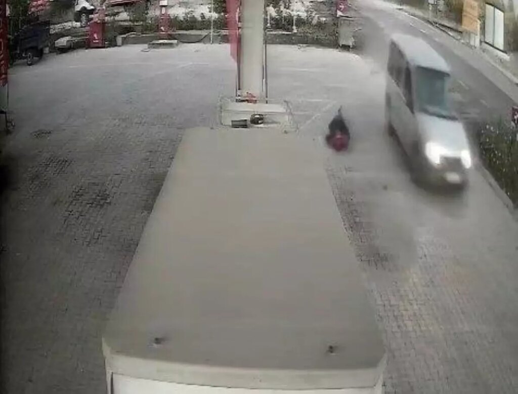 baskilde aracla carpma olayi Q9sAVXbm.jpg