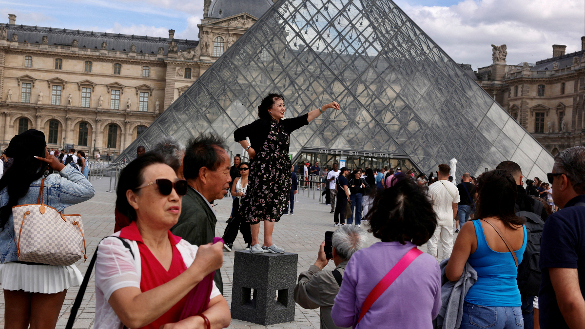 Louvre Müzesi’ne bu sefer de su sızıntısı darbesi: Nadir kitaplar zarar gördü