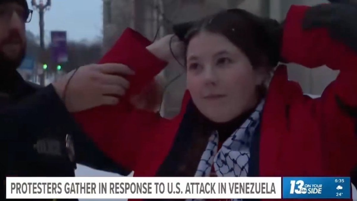 Venezuela konusunda Trump’ı eleştiren aktivist röportaj sırasında tutuklandı